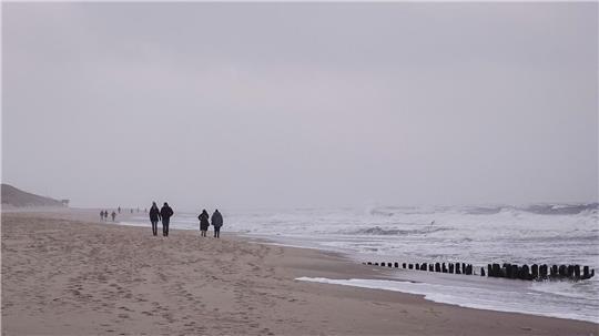 Es wird windig aber vergleichsweise warm. (Symbolbild)