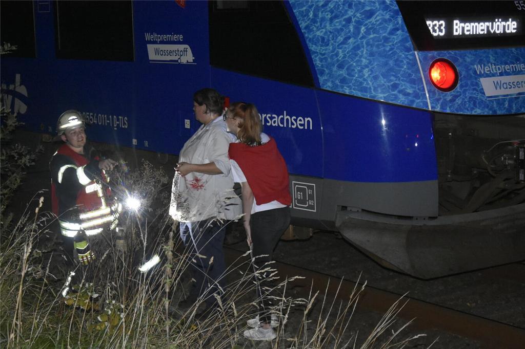 Es wirkt authentisch: Auch auf der Kleidung der "Unfallopfer" wurde Kunstblut ve...