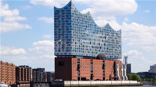 Es wurde viel über die Elbphilharmonie diskutiert, nun ist Ruhe eingekehrt. Deshalb hat es die „Elphi“ in ein Ranking der „New York Times“ geschafft. (Archivbild)