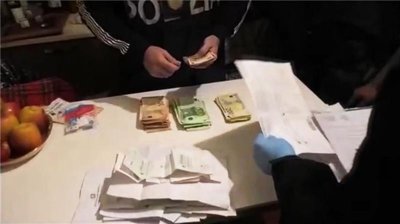 Mafia-Razzia im Morgengrauen - auch Polizist festgenommen Es wurden unter anderem Geschäftsunterlagen und Bargeld sichergestellt.