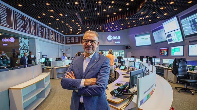 Abwehr von Asteroiden: Bremer Sonde auf dem Weg ins All Esa-Chef Josef Aschbacher kurz vor dem Start im Kontrollzentrum.