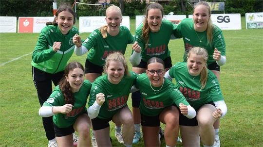 Essel feiert den Aufstieg: Valea Meyn, Lina Schomaker, Svenja Donner, Lucy Güldenhaupt (h.v.l) sowie Sophie Seba, Seike Dieckmann, Mara-Sophie Bartsch, Mette Wohlers (v.v.l).