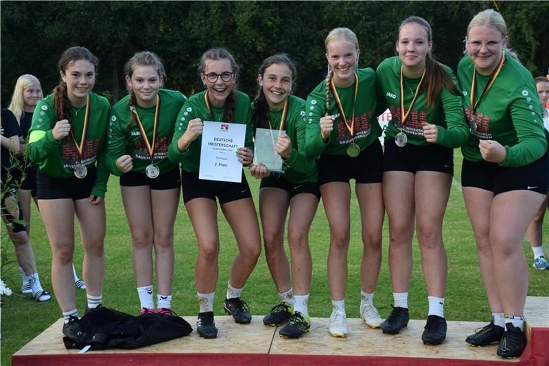 TSV Essel überrascht bei Deutscher Meisterschaft Essel ist deutscher Vizemeister. Sophie Seba, Leni Sondern, Mara-Sophie Bartsch, Valea Meyn, Lina Schomaker, Lucy Güldenhaupt, Sarah Bardenhagen (von links) feiern. Foto: Bartsch