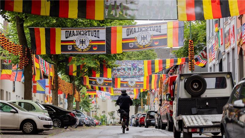 Essen-Altendorf im WM-Rausch: Die Rullichstraße versinkt wieder in einem Meer aus Flaggen