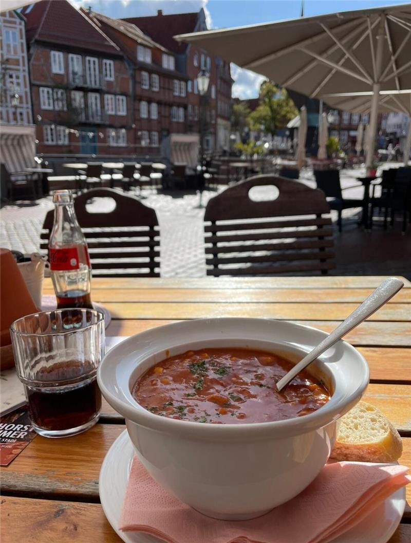 Eine Gyrossuppe steht auf einem Tisch draußen am Café im Goebenhaus.