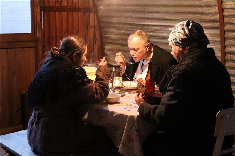 Essen in der Nissenhütte in der Nachkriegszeit: Die Darsteller zeigen den Alltag im ersten Friedenssommer 1945. Fotos: FLMK