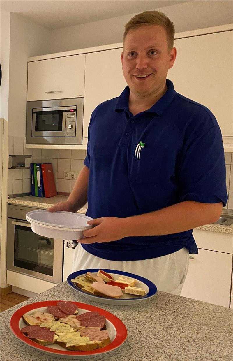 Von Glitzersteinen und flotten Sprüchen: Nachtwache im Seniorenheim Essen nach Bedarf: Einigen Bewohnern bringt Andre Wedemeyer bei seiner nächtlichen Runde noch eine kleine Zwischenmahlzeit.