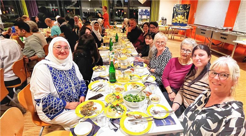 Essen und plaudern an der langen Tafel: Fastenbrechen im FaBiz.