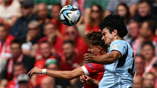 Essens Leonardo Vonic (l) und Hamburgs Guilherme Ramos kämpfen um den Ball.