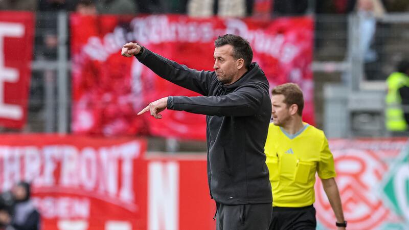 U23-Spieler Moustier verlässt Hannover - Wechsel nach Essen Essens Trainer Christoph Dabrowski gestikuliert.