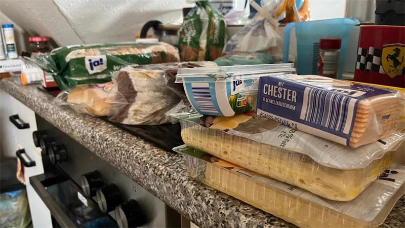 Handgranaten und schimmelige Klaviere: Ein Tag mit den Stader WEGräumern Essensreste und Unordnung: Manche Menschen schaffen es aufgrund von Alter oder Krankheit irgendwann nicht mehr, sich um ihre Wohnung zu kümmern.
