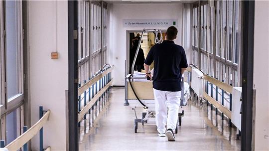 Essstörungen sind eine ernste Krankheit, teilweise müssen Patientinnen und Patienten im Krankenhaus behandelt werden. (Symbolbild)