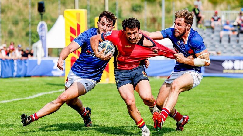 Siebener-Europameisterschaft auch 2024 in Hamburg Estanislao Ramiro Bay aus Spanien (M) versucht sich gegen zwei französische Spieler durchzusetzen.