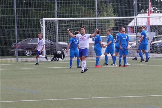Estebrügges Patrick Hanke hatte genau gezielt. Sein Freistoß flog an Freund und Feind vorbei zum 0:1 ins Tor. Die Drochtersen Mauer stand aber auch sehr einladend. Foto: Brunsch