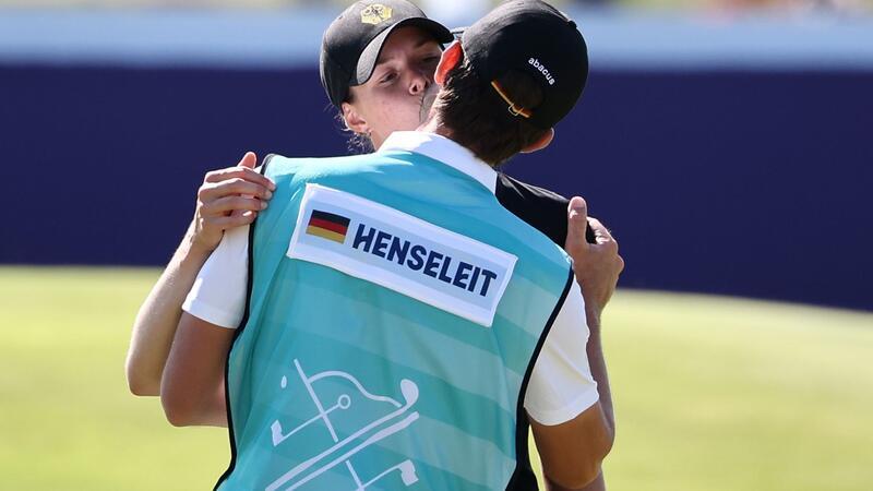 Historischer Coup: Hamburger Golferin Henseleit holt Olympia-Silber Esther Henseleit küsst ihren Freund und Caddie Reece Phillips.
