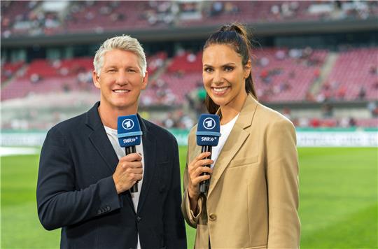 Esther Sedlaczek bildet zusammen mit Bastian Schweinsteiger das Moderatoren-und Expertenduo der ARD bei der FIFA Fußball-Weltmeisterschaft in Katar. Foto: SWR/Christian Koch