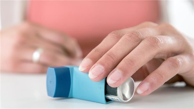 Etagenwechsel: Wer seine Heuschnupfen-Symptome nicht behandelt, riskiert, dass sich eines Tages ein allergisches Asthma entwickelt. 