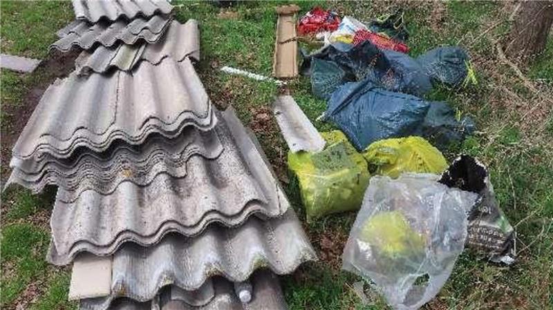 Eternitplatten haben Unbekannte illegal in der Samtgemeinde Oldendorf-Himmelpforten entsorgt.