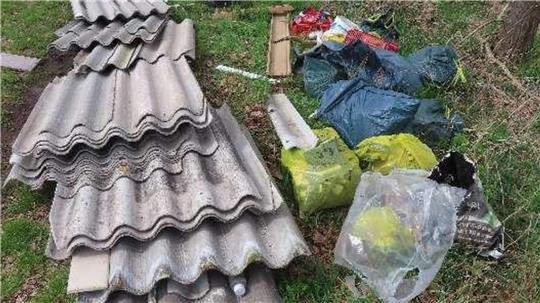Eternitplatten haben Unbekannte illegal in der Samtgemeinde Oldendorf-Himmelpforten entsorgt.