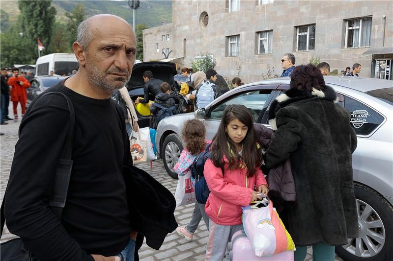 Nach Explosion: Lage in Karabach immer verzweifelter Ethnische Armenier aus Berg-Karabach kommen in Goris an.
