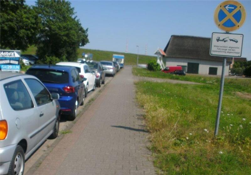 Etliche Autos standen am Wochenende im Parkverbot. Foto: Polizei