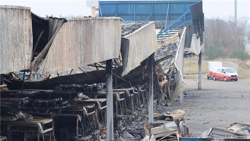 Etliche Fahrzeuge auf dem Gelände der Alga wurden am Wochenende bei einem Großfeuer zerstört. Foto: Saskia Harscher
