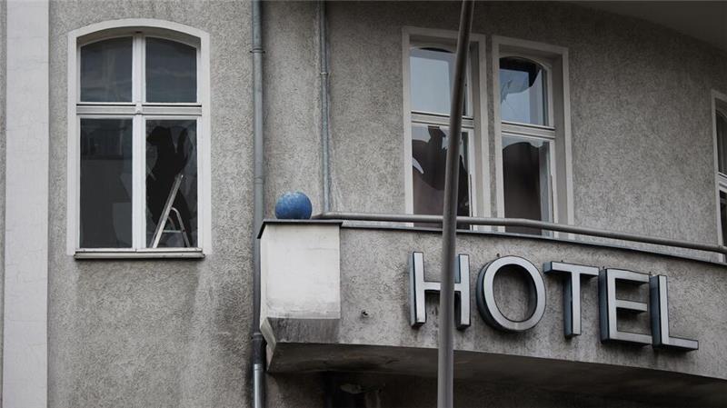 Kugelbomben-Schäden: Rufe nach Konsequenzen werden laut Etliche Fensterscheiben gingen zu Bruch.