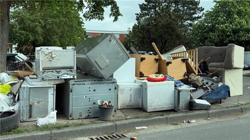 Ratten im Müll: Wie die Stadt Stade im Altländer Viertel aufräumt Etliche Kühlschränke wurden kürzlich im Altländer Viertel entsorgt. Die Stadtverwaltung geht davon aus, dass es viele Mülltouristen gibt, die gar nicht im Viertel leben, ihren Müll aber trotzdem hier abladen.