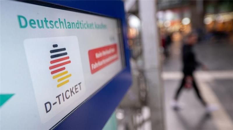 Deutschlandticket: 49 Euro schon für viele die Schmerzgrenze Etliche Menschen wollen nicht mehr als 49 Euro für das Deutschlandticket bezahlen. (Archivbild)
