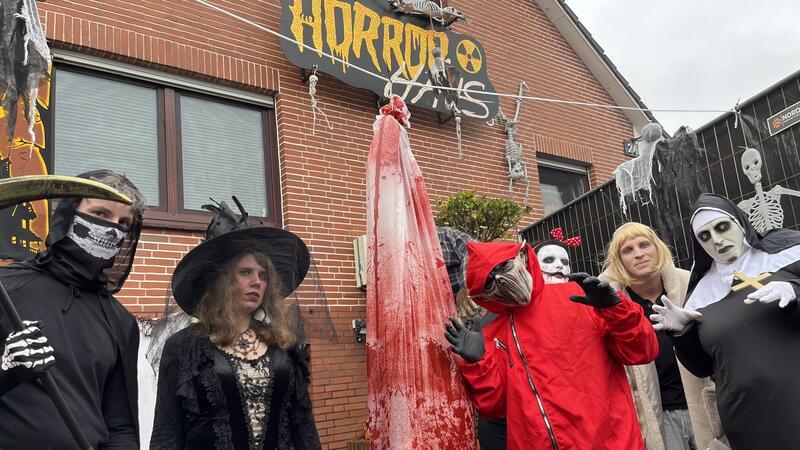Etliche Schauergestalten streifen durch das Horrorhaus in Drochtersen.