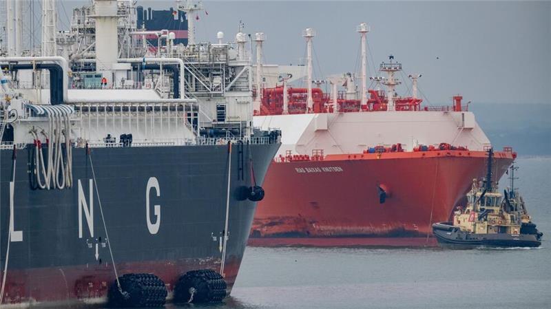Kein Wendepunkt beim Verbrennen von Öl, Gas und Kohle Etliche Tanker transportieren Flüssiggas über die Weltmeere. Die Emissionen durch Erdgas steigen 2024 stärker als die durch Öl und Kohle. (Archivbild)