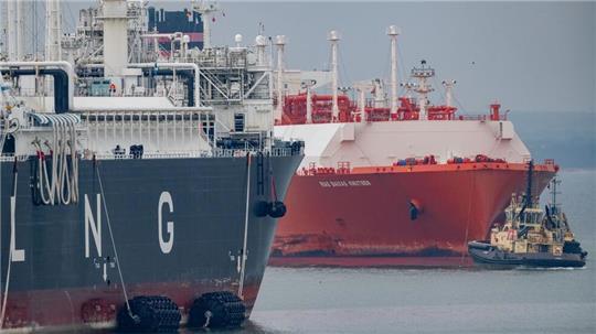 Etliche Tanker transportieren Flüssiggas über die Weltmeere. Die Emissionen durch Erdgas steigen 2024 stärker als die durch Öl und Kohle. (Archivbild)