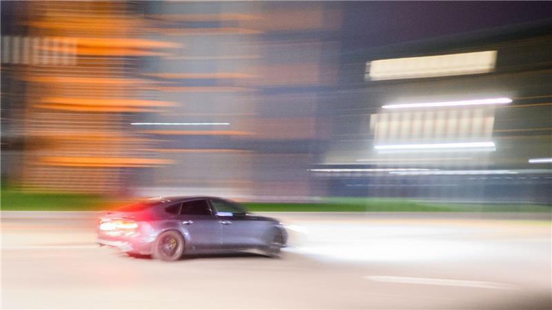 Etliche Teilnehmer des Tuning-Treffens sollen die eintreffende Polizei angegriffen haben. (Symbolbild)