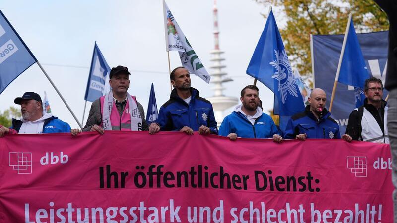 Demonstration mit 1000 Teilnehmern: Hamburger Behörden streiken Etwa 1.000 Beschäftigte nahmen nach Angaben des dbb am Demonstrationszug teil.