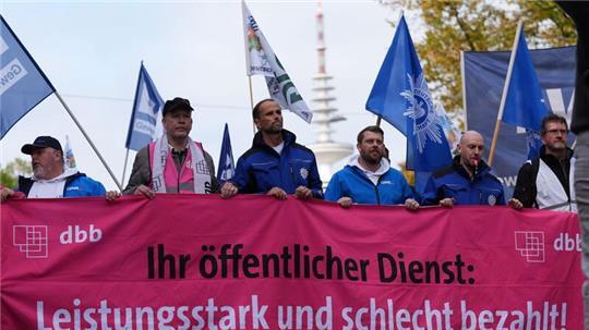 Etwa 1.000 Beschäftigte nahmen nach Angaben des dbb am Demonstrationszug teil.
