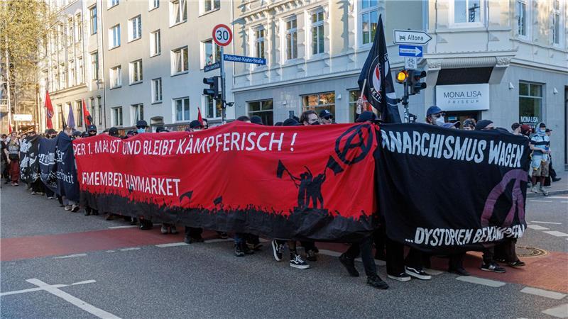 Fast 25.000 Menschen bei Mai-Demos in Hamburg Etwa 1.000 Teilnehmer folgten dem Demonstrationsaufruf der Anarchisten vom „schwarz-roten 1. Mai“.