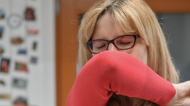 Langanhaltender Husten: Kein Grund zur Beunruhigung? Etwa 11 bis 25 Prozent der Erkrankten leiden auch mehrere Wochen nach einem Atemwegsinfekt noch unter sogenanntem postinfektiösen Husten.