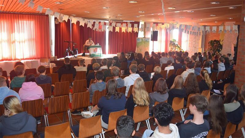Cybermobbing und AfD-TikToks: Hasnain Kazim im Gespräch mit Schülern Etwa 110 Schülerinnen und Schüler lauschten Kazims Worten in der Schulaula.