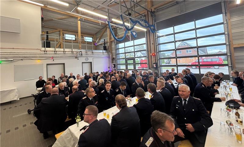 Etwa 120 Besucher und Besucherinnen feiern die Einweihung des neuen Feuerwehrgerätehauses in Dammhausen.