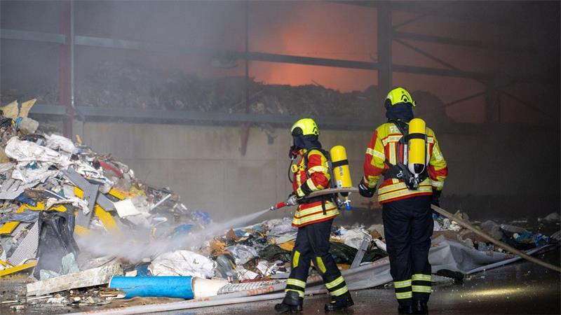 Etwa 120 Einsatzkräfte sind bei dem Brand im Einsatz - darunter drei Trupps mit Atemschutz.