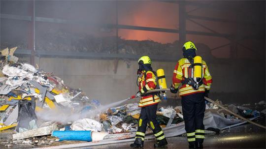Etwa 120 Einsatzkräfte sind bei dem Brand im Einsatz - darunter drei Trupps mit Atemschutz.