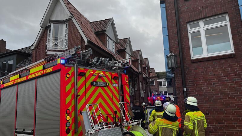 Ruhige Nacht trotz Sturm und Hochwasser im Norden Etwa 15 Feuerwehrleute von Zug I der Stader Feuerwehr sicherten am Mittwoch in Stade Dachpfannen an der Ecke Kurze Straße/Am Sande.