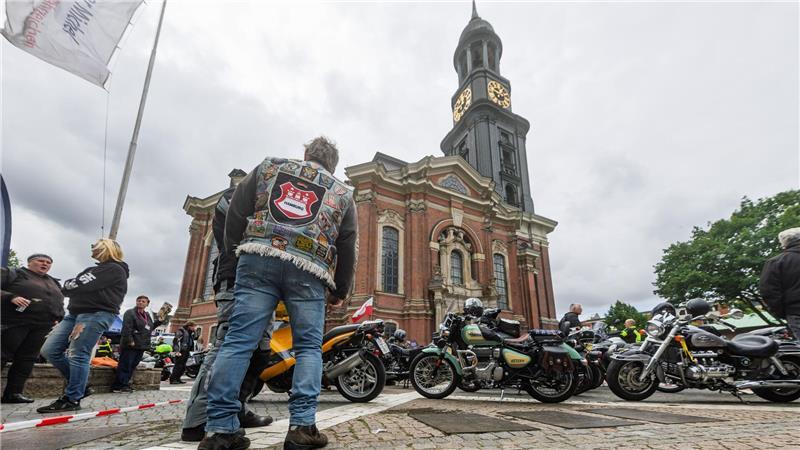 Motorradgottesdienst am Michel: Besucherzahl stark gesunken Etwa 150 Motorräder stehen vor dem Michel.