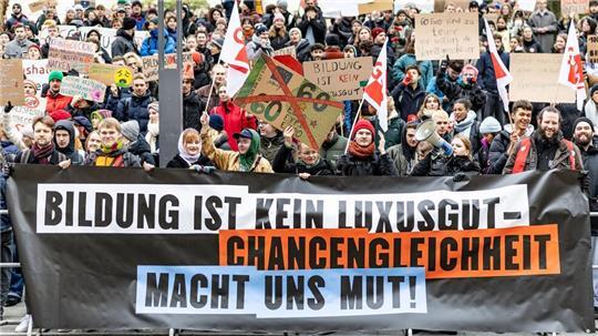 Etwa 1500 Studierende sind vor den Landtag in Kiel gezogen, um gegen die geplante Verwaltungsgebühr von 60 Euro pro Semester zu protestieren. 