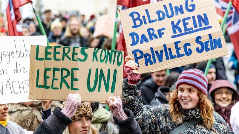Etwa 1500 Studierende sind vor den Landtag in Kiel gezogen, um gegen die geplante Verwaltungsgebühr von 60 Euro pro Semester zu protestieren. 