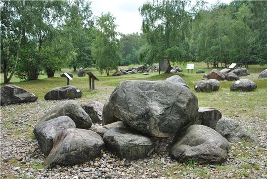 Etwa 170 Findlinge liegen im Garten der Steine in Harsefeld.