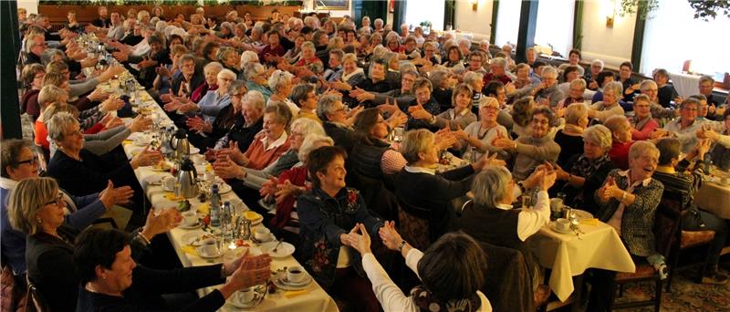 Etwa 180 Altländer Landfrauen , hier bei einer Aktion mit Zauberer Hokus, feiern das 70-jährige Vereinsbestehen im „Fährhaus Kirschenland“. Fotos Richter
