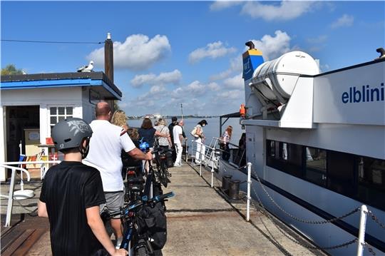 Etwa 20 Passagiere steigen in Twielenfleth an der Kaffeeklappe auf die „MS Linsand“, viele von ihnen haben das Fahrrad dabei. Foto: Battmer/Vasel