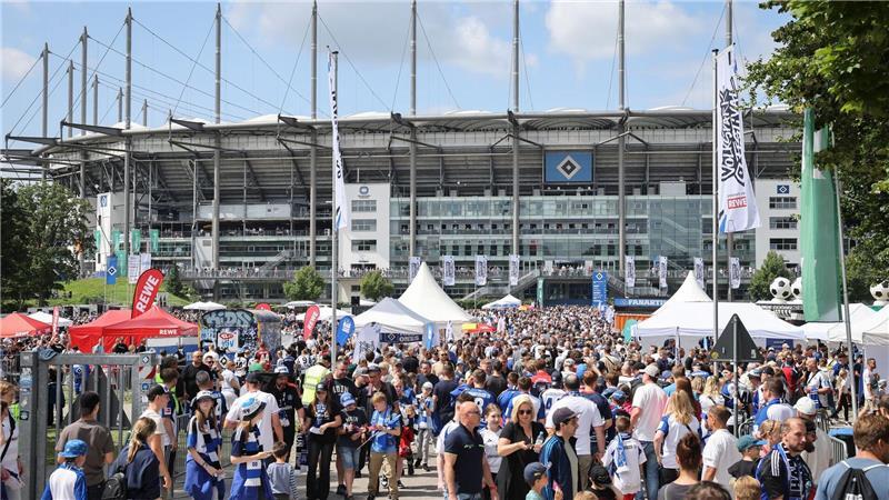 HSV-Trainer Polzin mahnt: Veränderung braucht Zeit Etwa 20.000 Besucher kamen zur Saisoneröffnungsfeier.