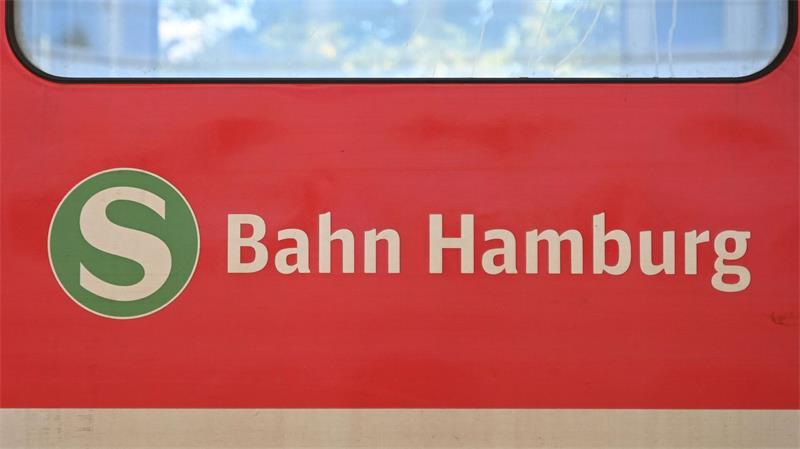 Etwa 25 Reisende wurden am Freitagmittag aus dem Zug evakuiert. (Symbolbild)